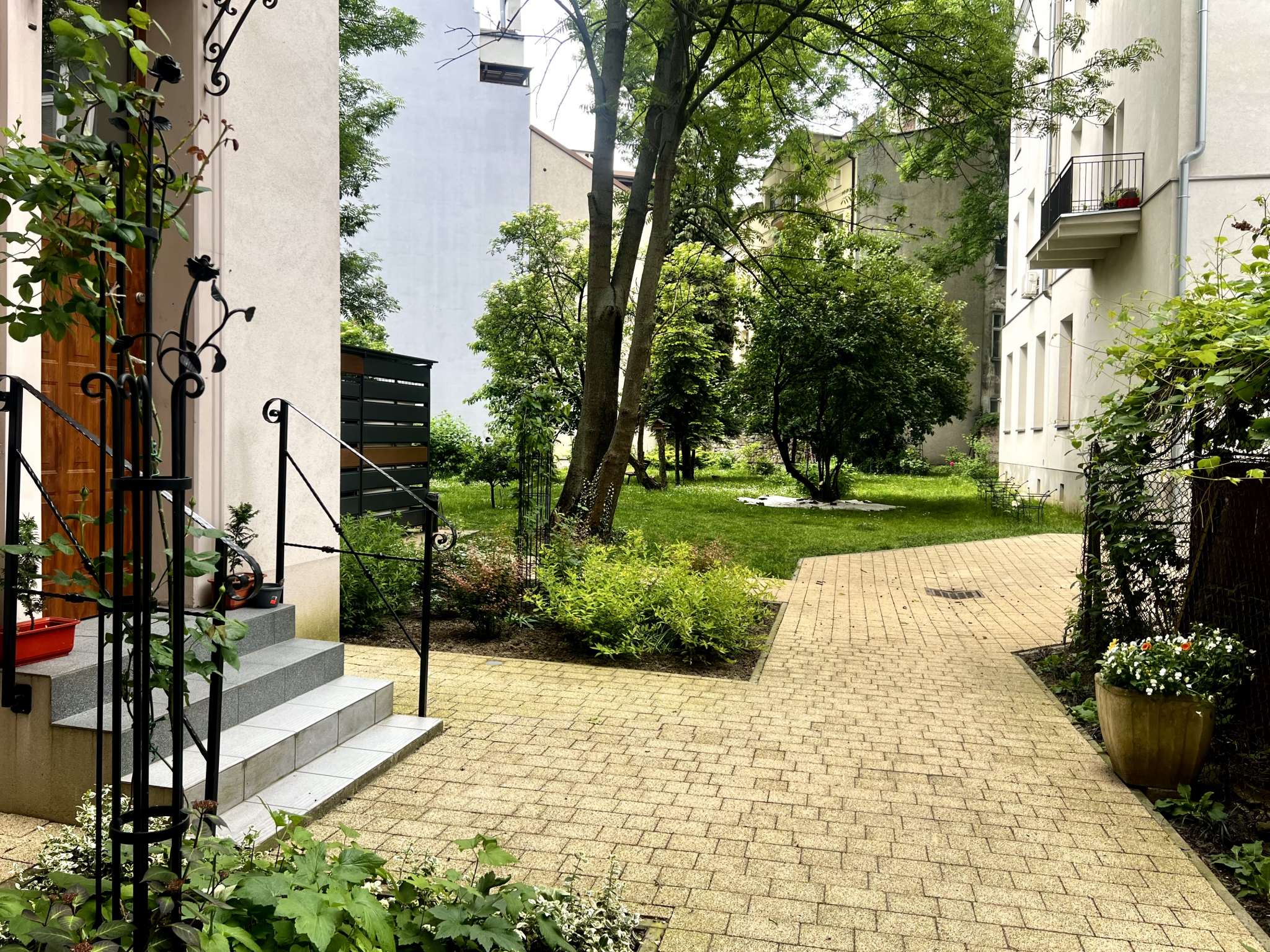 Kazimierz – 2-pokojowe mieszkanie 52 m² z oddzielną kuchnią, Starowiślna ogród