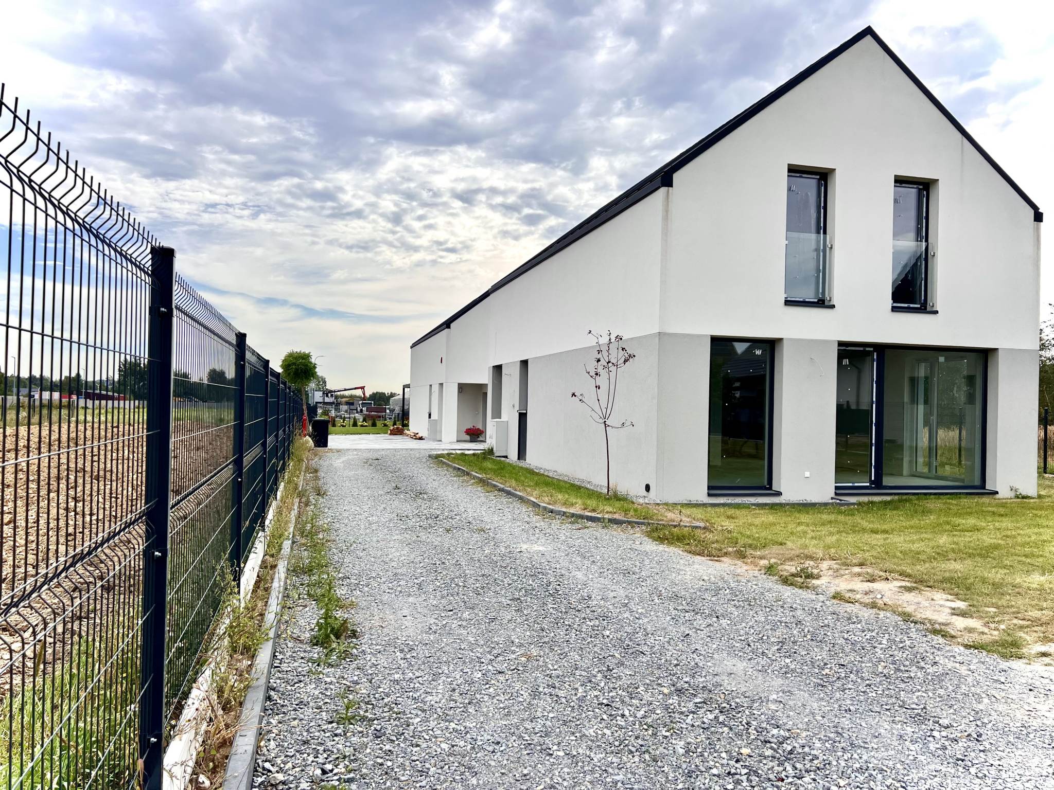 OSTATNI DOM WOLNOSTOJĄCY 140 m² – MNIKÓW, BLISKO KRAKOWA, POMPA CIEPŁA