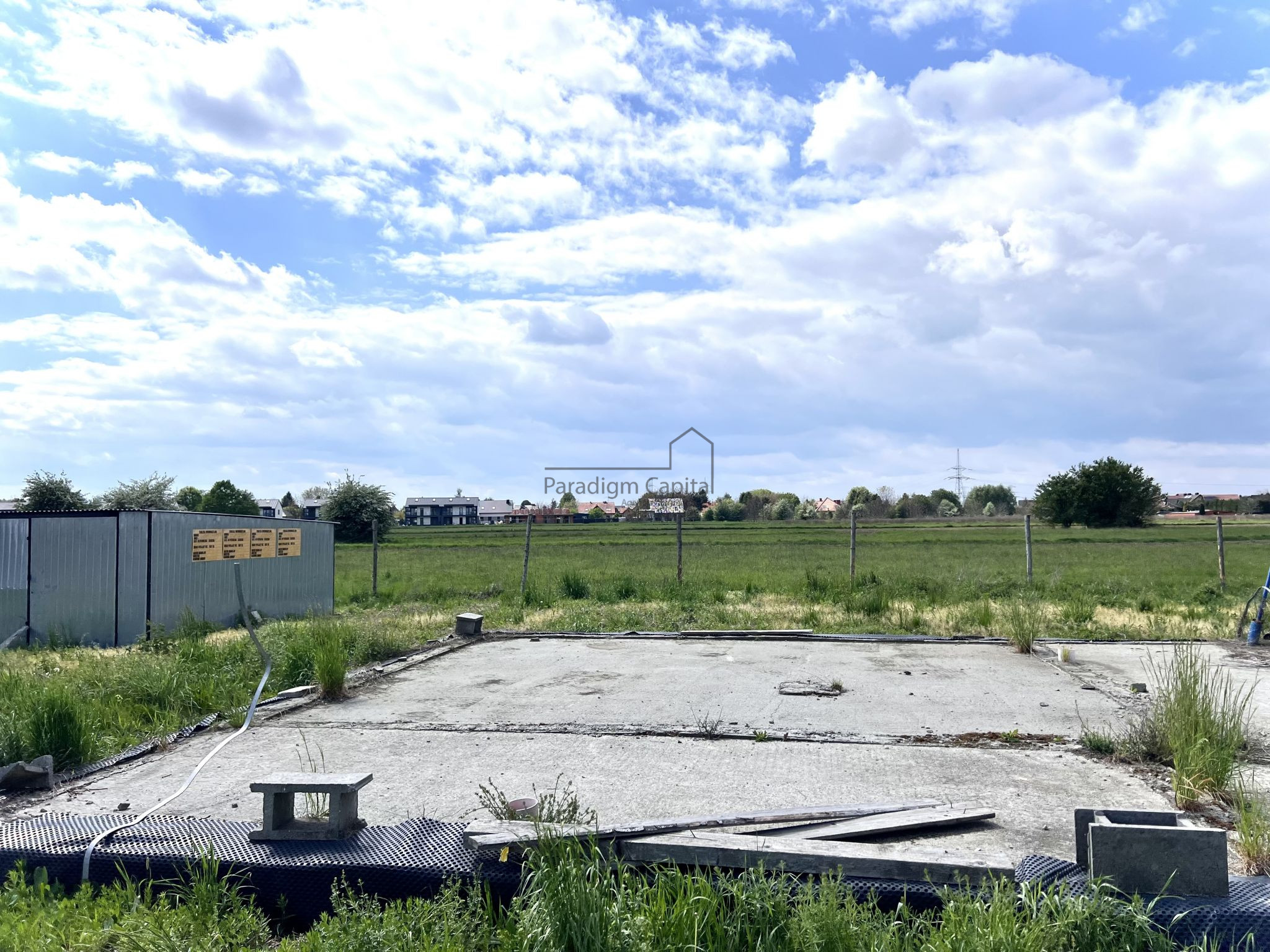 Działka 18,6 ara , 4 fundamenty, media, pozwolenia – przy Krakowie