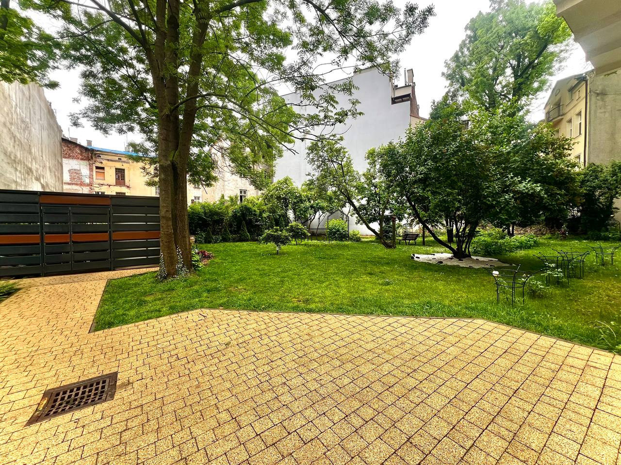 Kazimierz – 2-pokojowe mieszkanie 52 m² z oddzielną kuchnią i ogródkiem