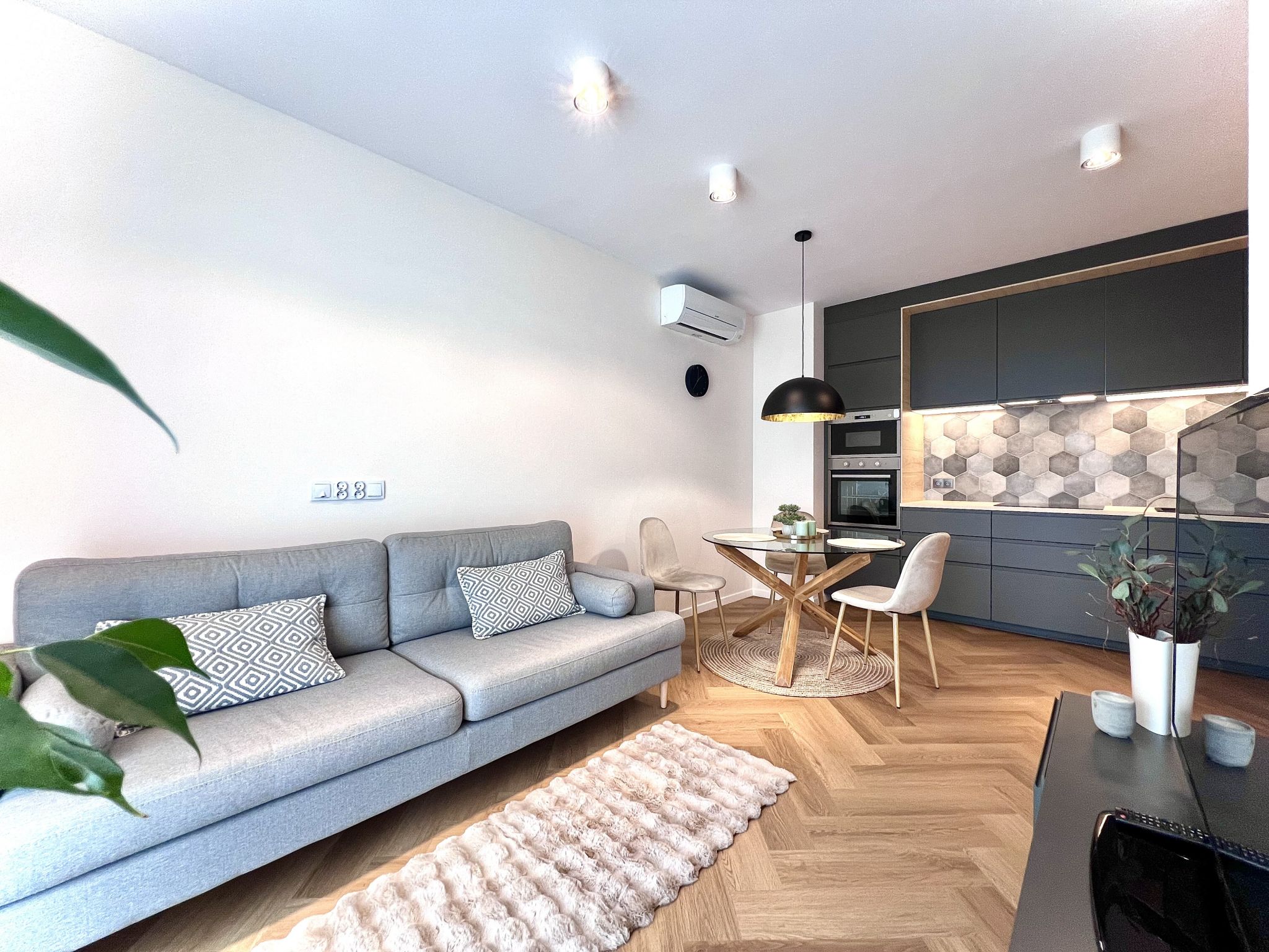 STYLOWY 3-POKOJOWY APARTAMENT Z BALKONEM, KLIMATYZACJĄ I GARAŻEM – CIESZYŃSKA 9,