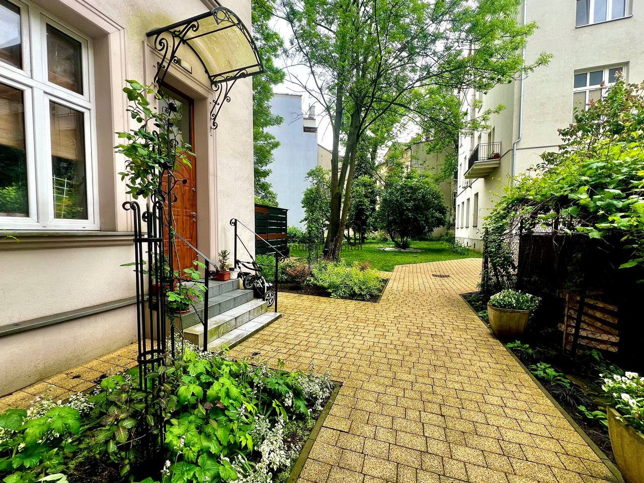 Kazimierz – 2-pokojowe mieszkanie 52 m² z oddzielną kuchnią i ogródkiem