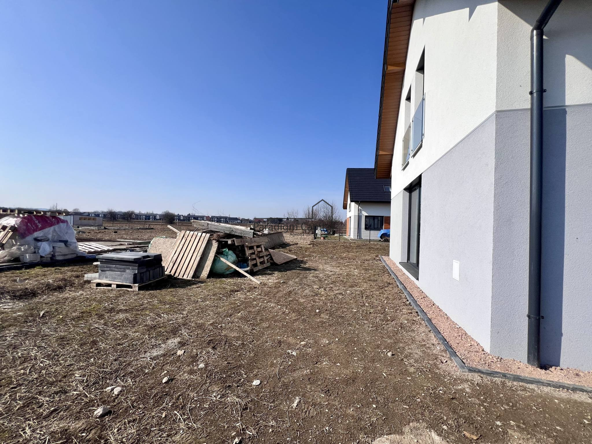 Działka 18,6 ara , 4 fundamenty, media, pozwolenia – przy Krakowie