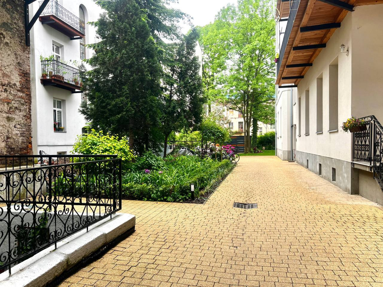 Kazimierz – 2-pokojowe mieszkanie 52 m² z oddzielną kuchnią i ogródkiem