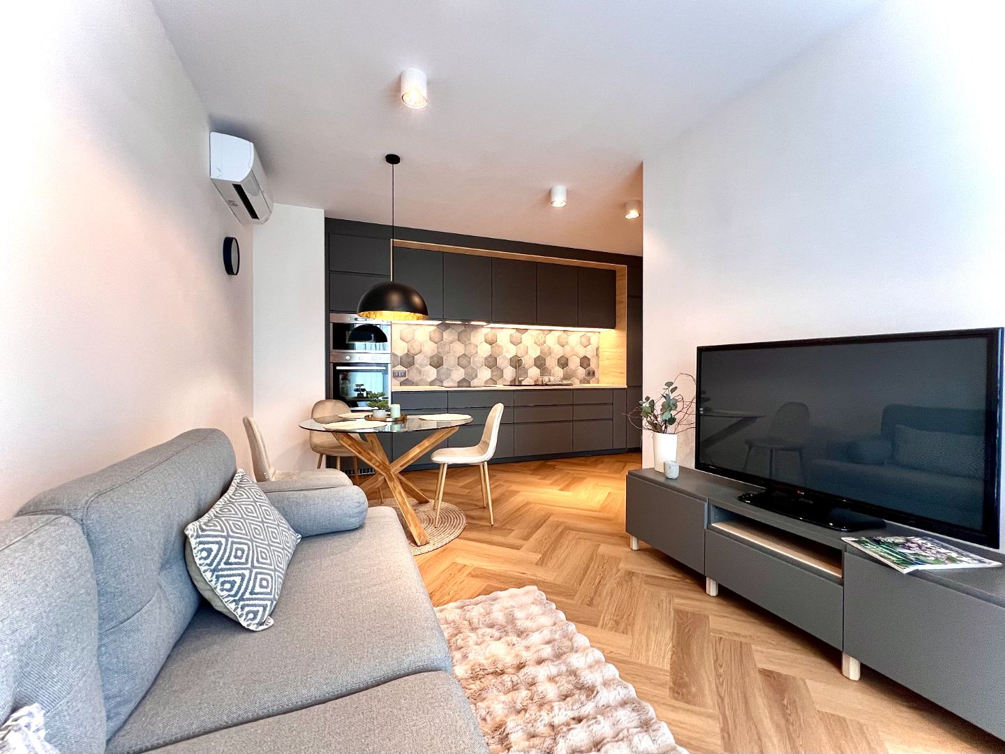 STYLOWY 3-POKOJOWY APARTAMENT Z KLIMATYZACJĄ I GARAŻEM – CIESZYŃSKA 9, KRAKÓW