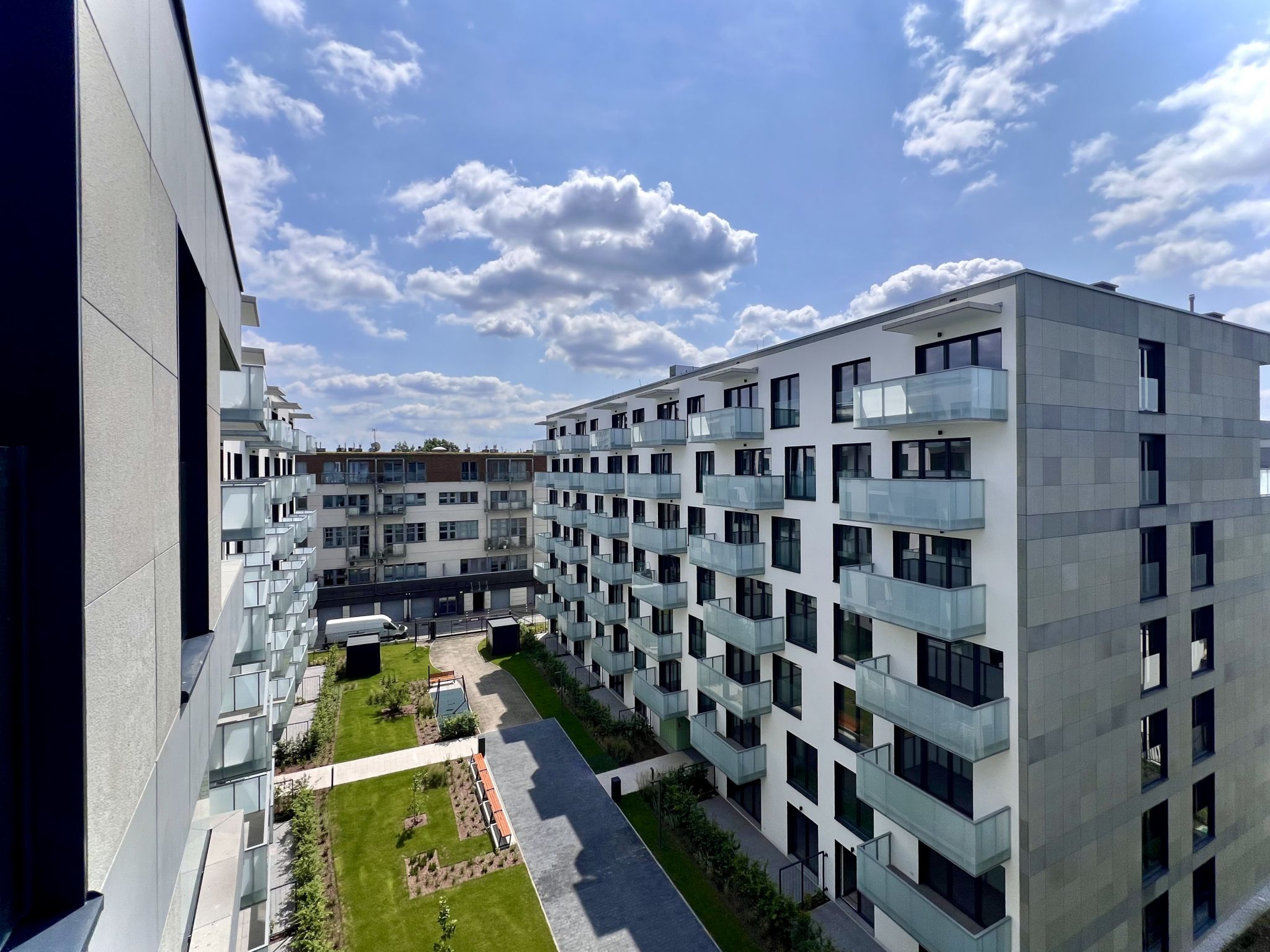 STYLOWY 3-POKOJOWY APARTAMENT Z BALKONEM, KLIMATYZACJĄ I GARAŻEM – CIESZYŃSKA 9,