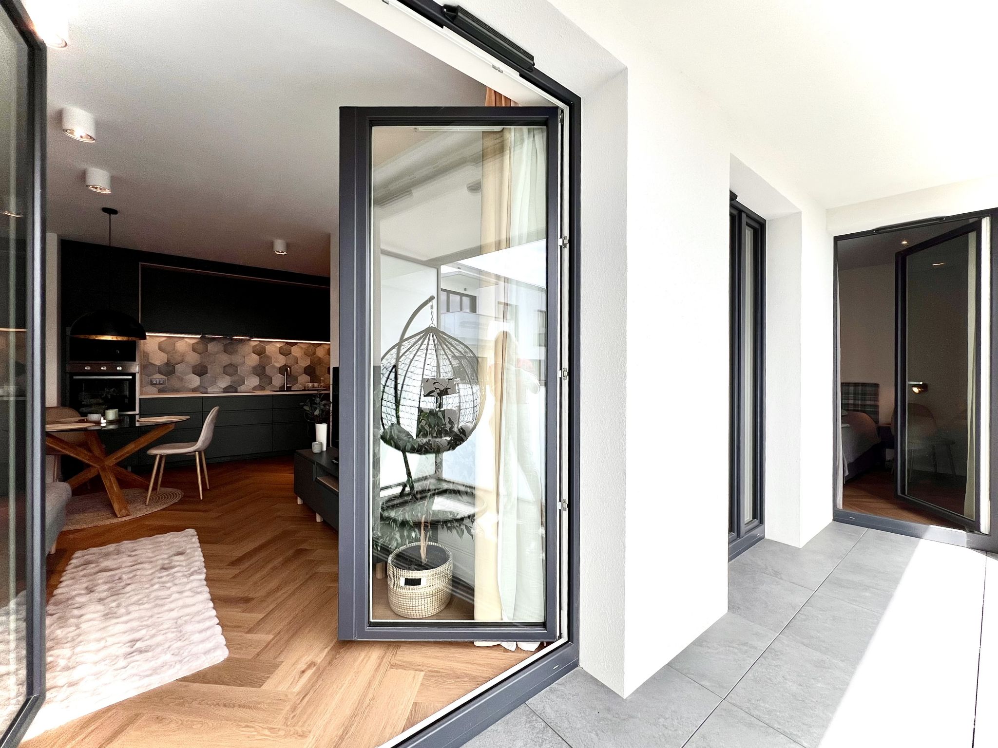 STYLOWY 3-POKOJOWY APARTAMENT Z BALKONEM, KLIMATYZACJĄ I GARAŻEM – CIESZYŃSKA 9,