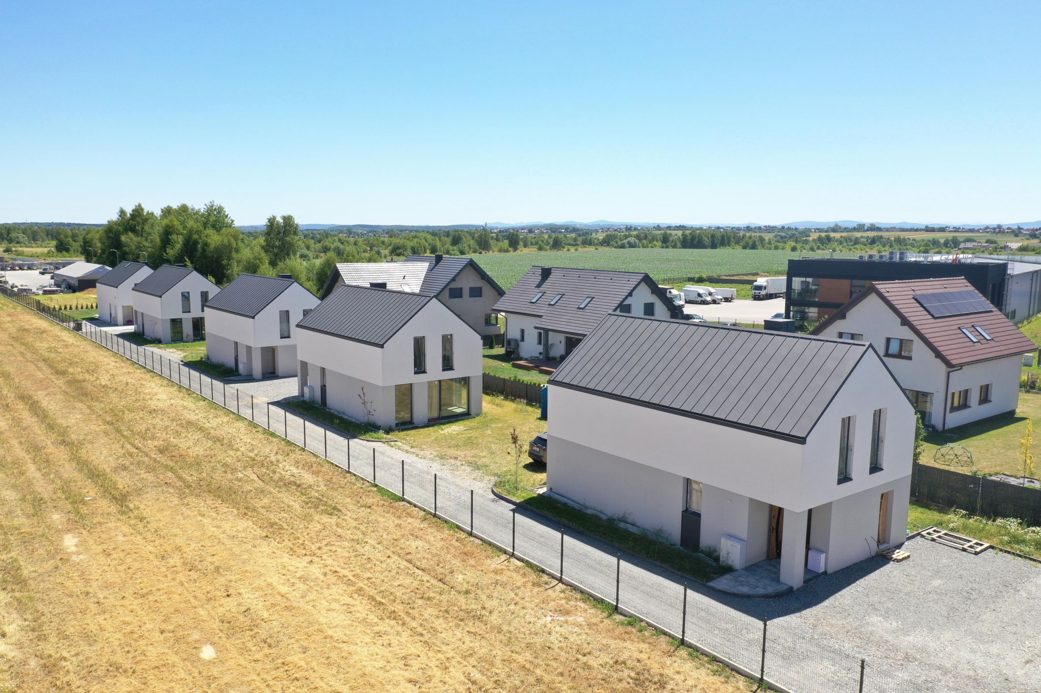OSTATNI DOM WOLNOSTOJĄCY 140 m² – MNIKÓW, BLISKO KRAKOWA, POMPA CIEPŁA