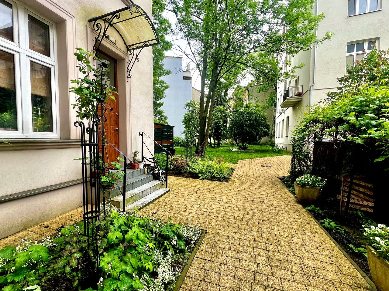 Kazimierz – 2-pokojowe mieszkanie 52 m² z oddzielną kuchnią, Starowiślna ogród