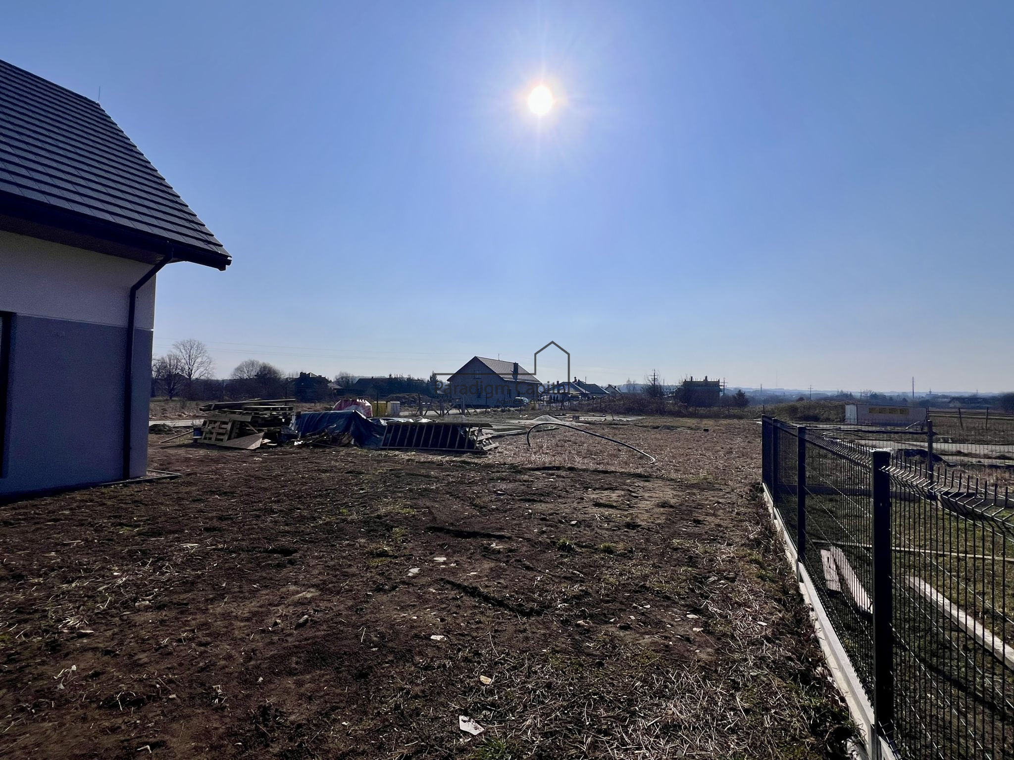 Działka inwestycyjna 18 arów, 4 fundamenty – przy granicy Krakowa